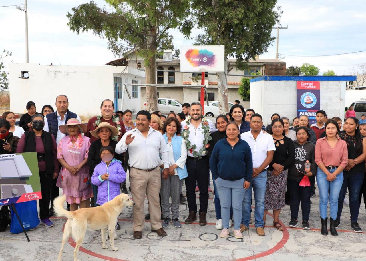 Entrega Adán Domínguez obras en Tecola