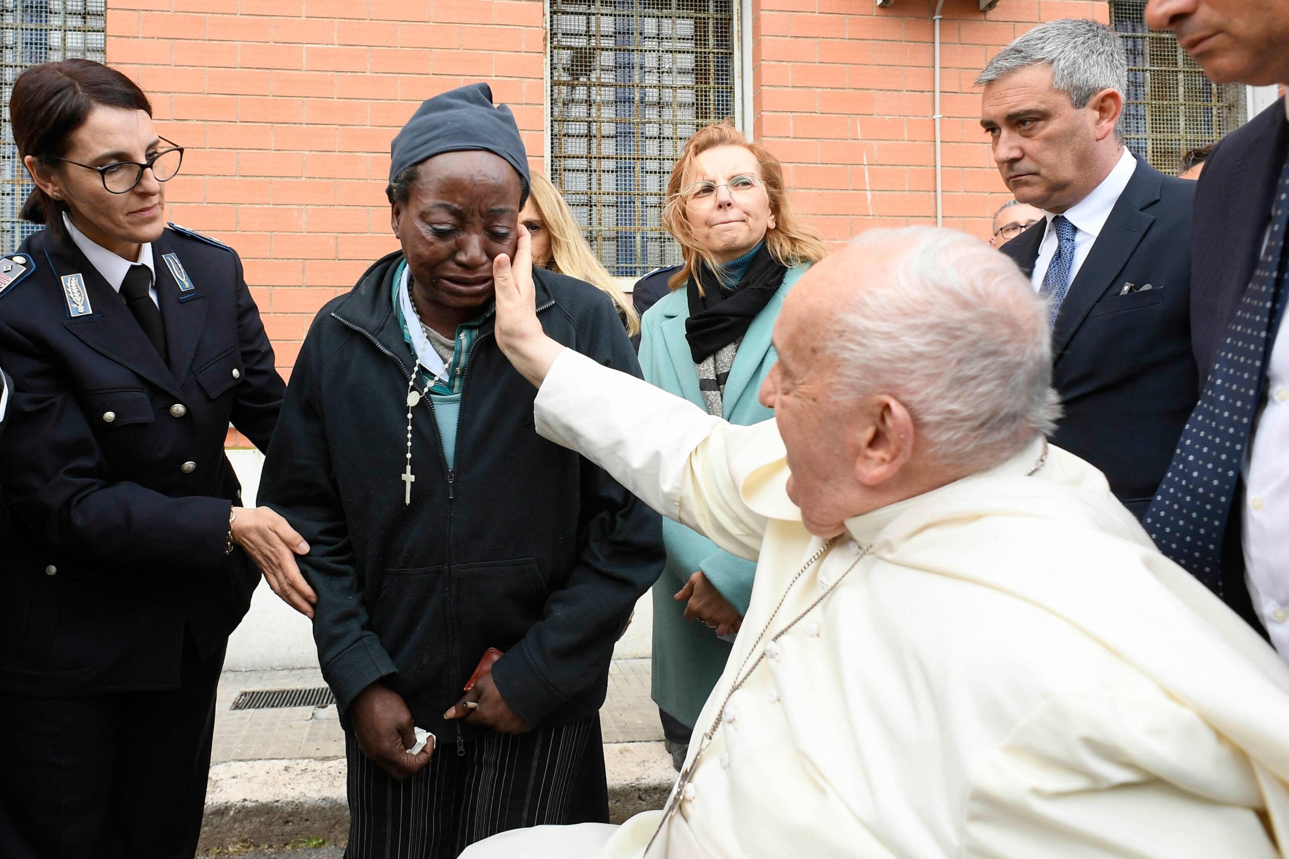 En cárcel de Roma, papa Francisco lava pies de mujeres