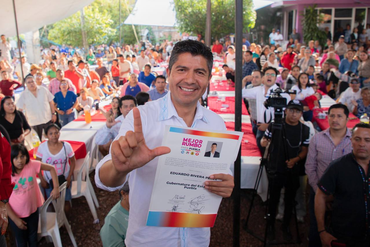 Lalo Rivera recibe constancia como candidato a la gubernatura