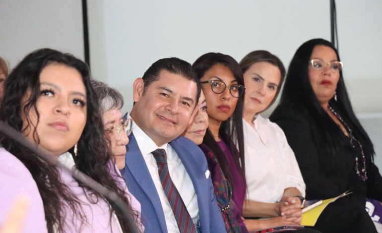 Participa Armenta en conversatorio con mujeres líderes