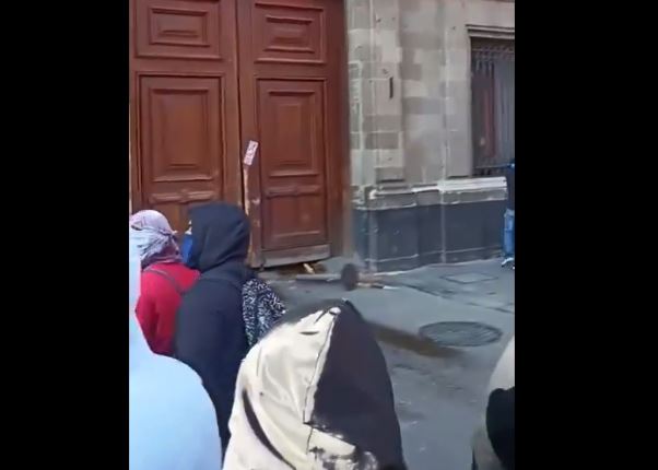 Rompen normalistas puerta de Palacio Nacional
