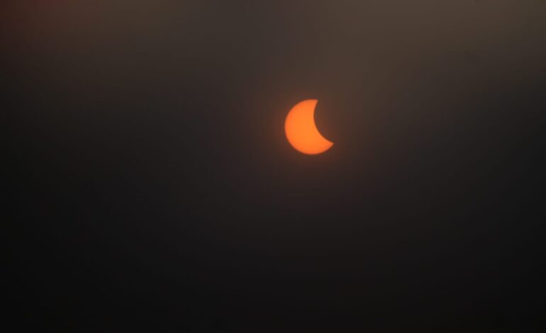 Aprecian poblanos eclipse de sol