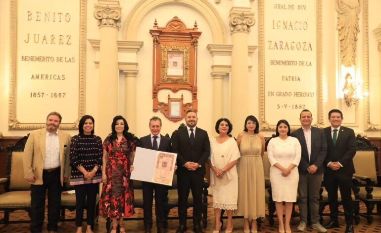 Recibe Alberto Peláez copia de la Cédula Real por su trayectoria periodística