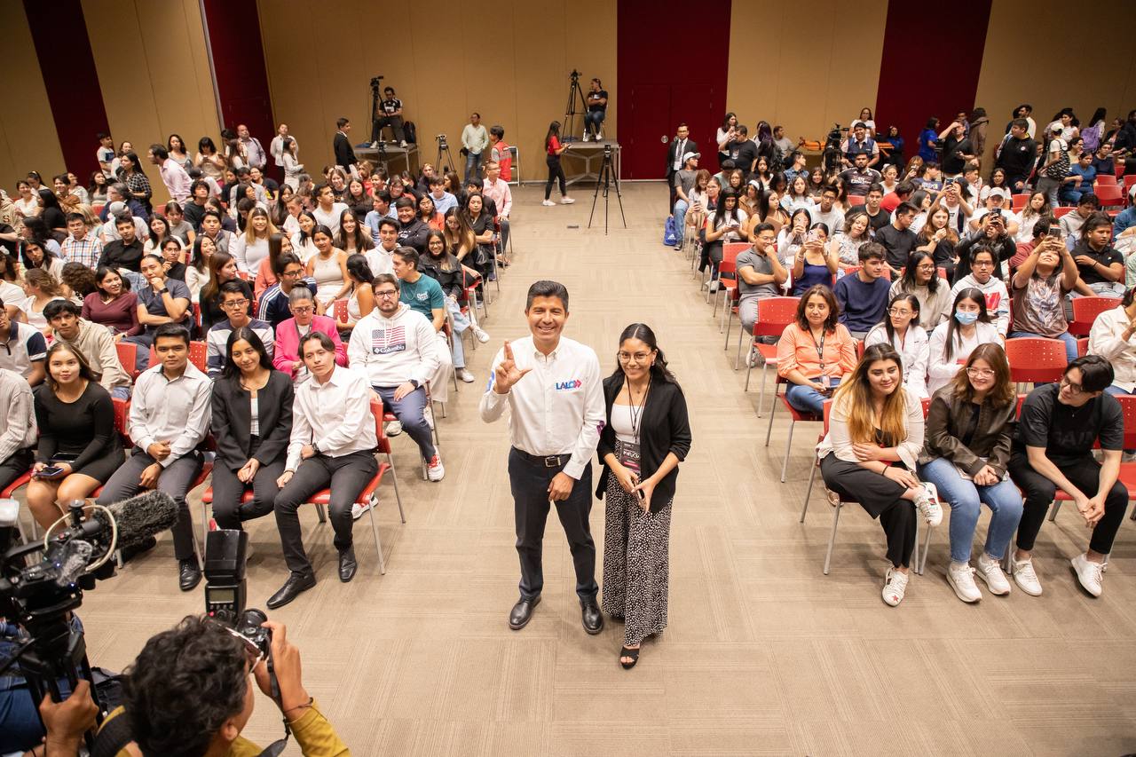Presenta Lalo Rivera propuestas en foto de UPAEP
