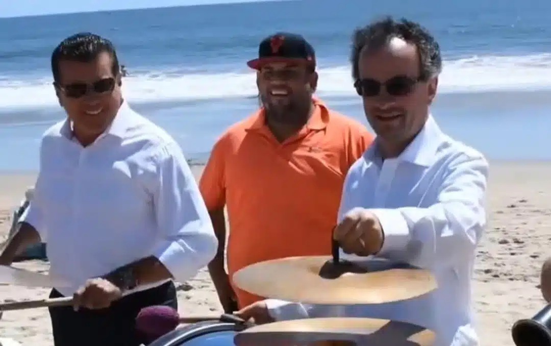 Baila en playa de Mazatlán embajador de Reino Unido en México con música de banda 