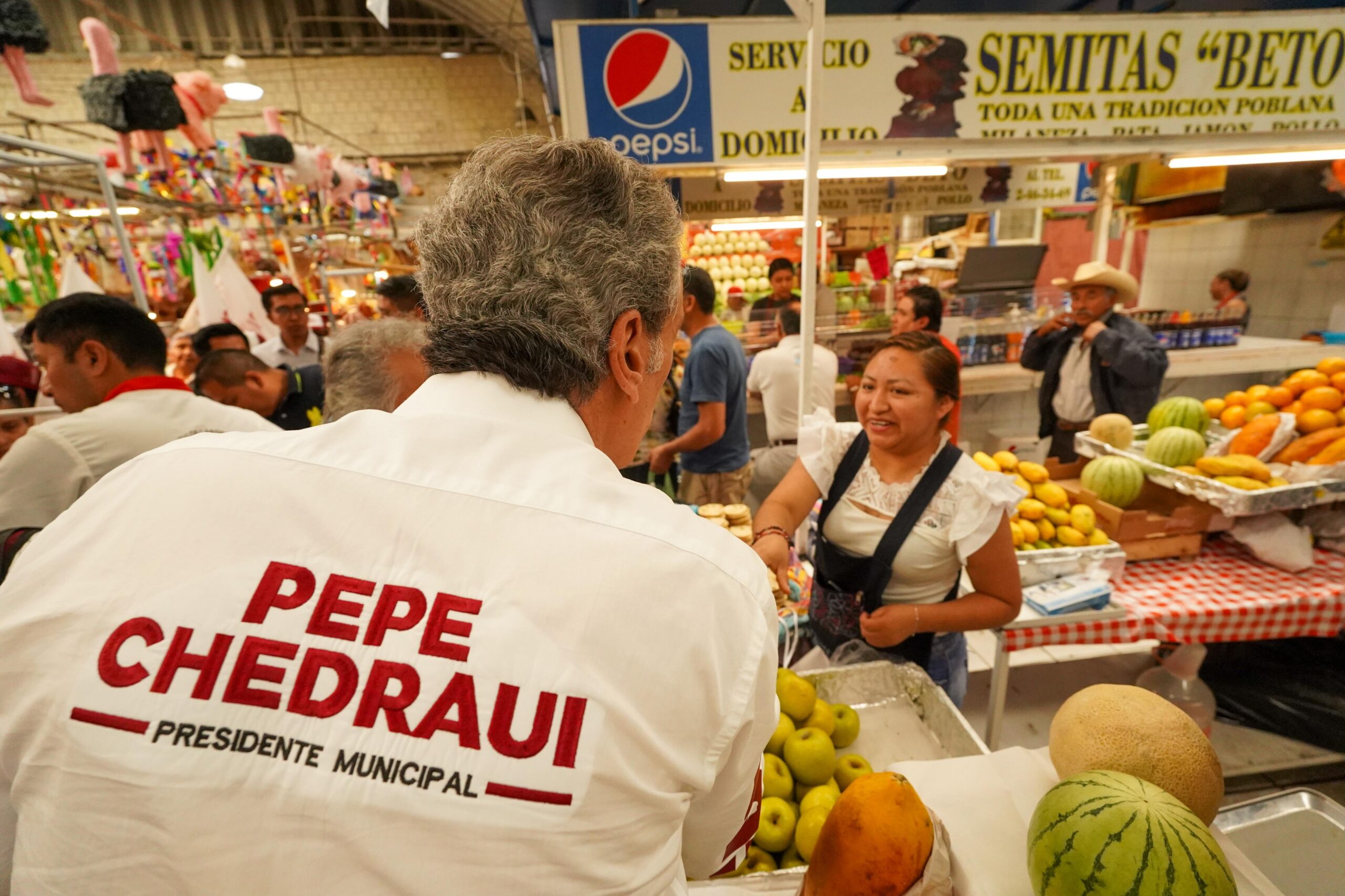 Reciben a Pepe Chedraui en mercado La Acocota
