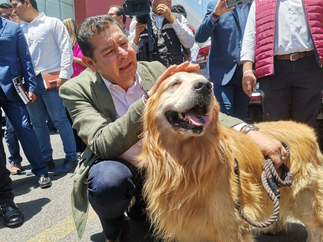 Armenta promete programa de titulación estatal a jóvenes