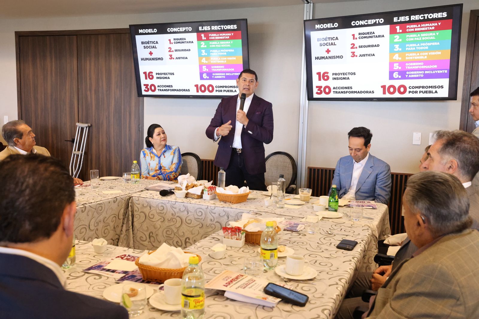 Armenta sostiene encuentro con empresarios