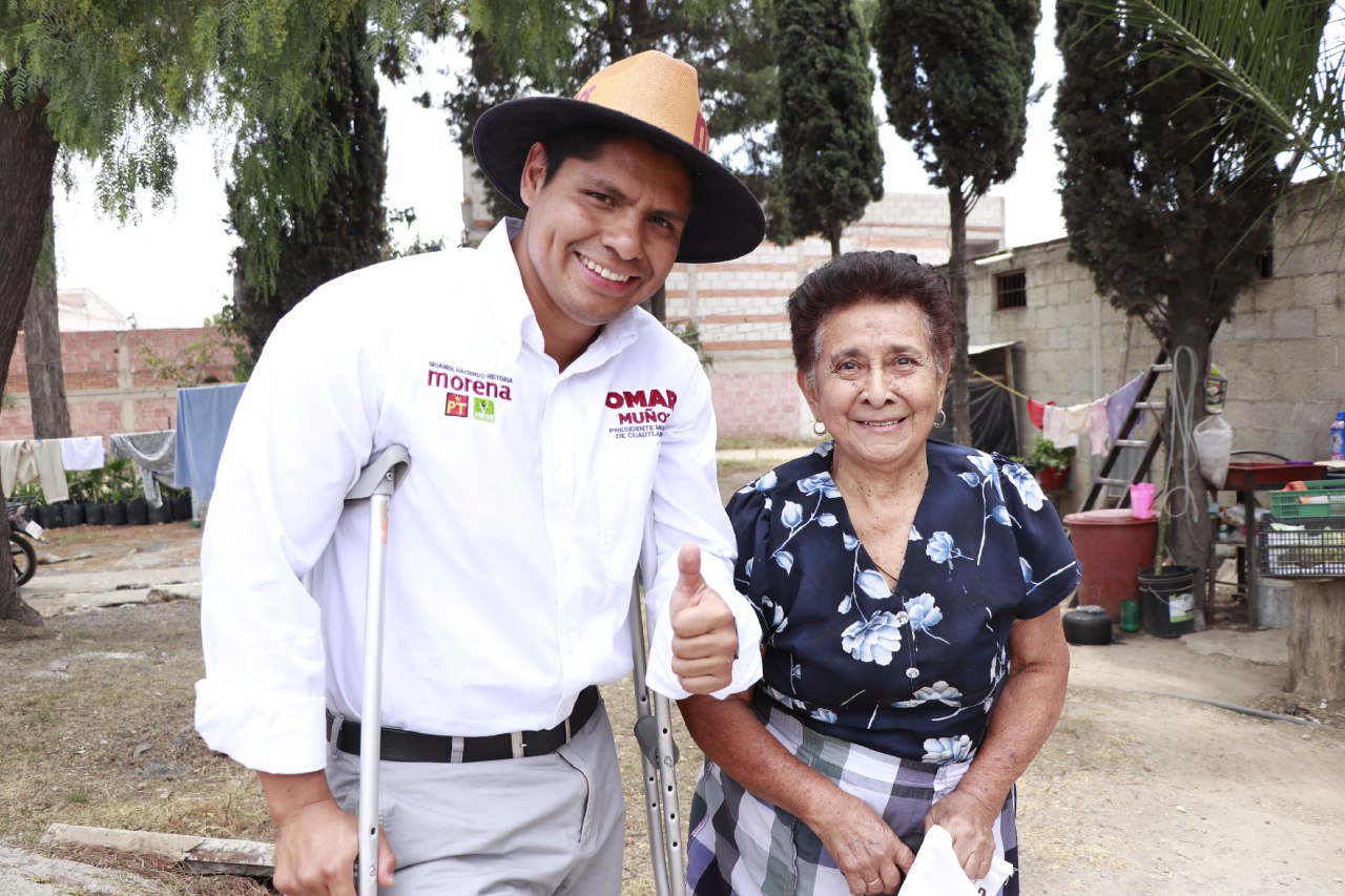 Visita Omar Muñoz el barrio de El Calvario