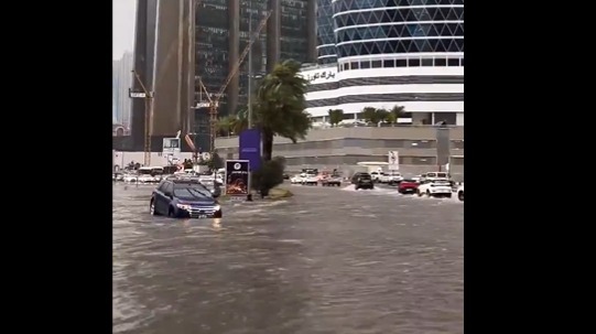 Emiratos Árabes es azotado por fuertes lluvias