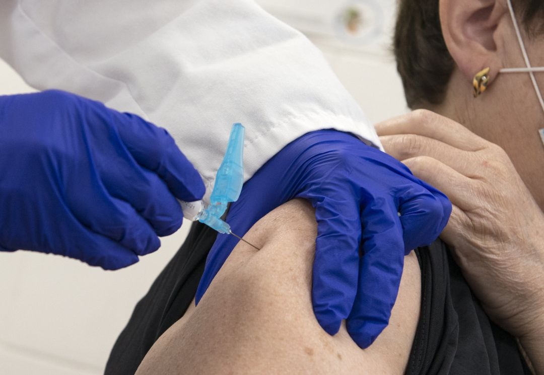 El gobierno español niega responsabilidad en caso de víctimas por vacunas de Covid 19