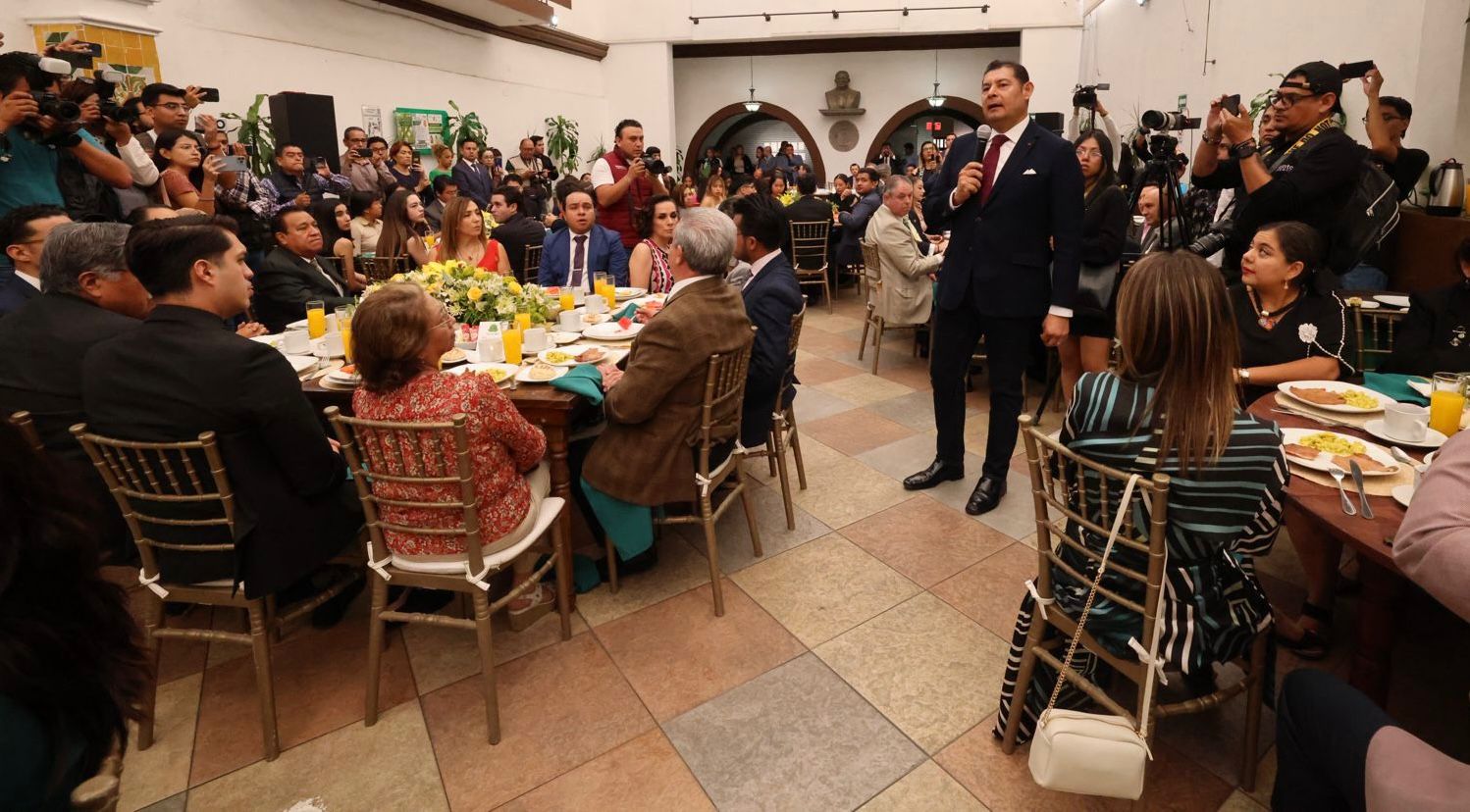 Propone Armenta becas para que jóvenes tengan experiencia laboral