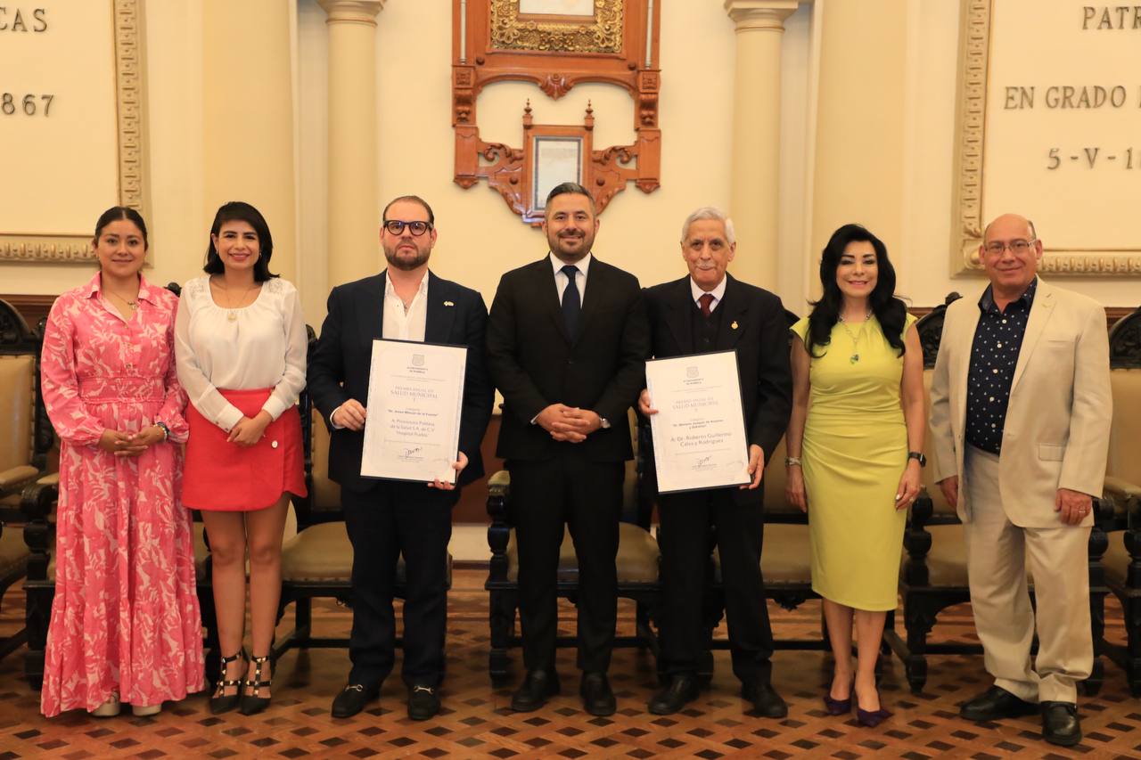 Reconoce Ayuntamiento de Puebla labor del doctor Roberto Guillermo Calva y Rodríguez
