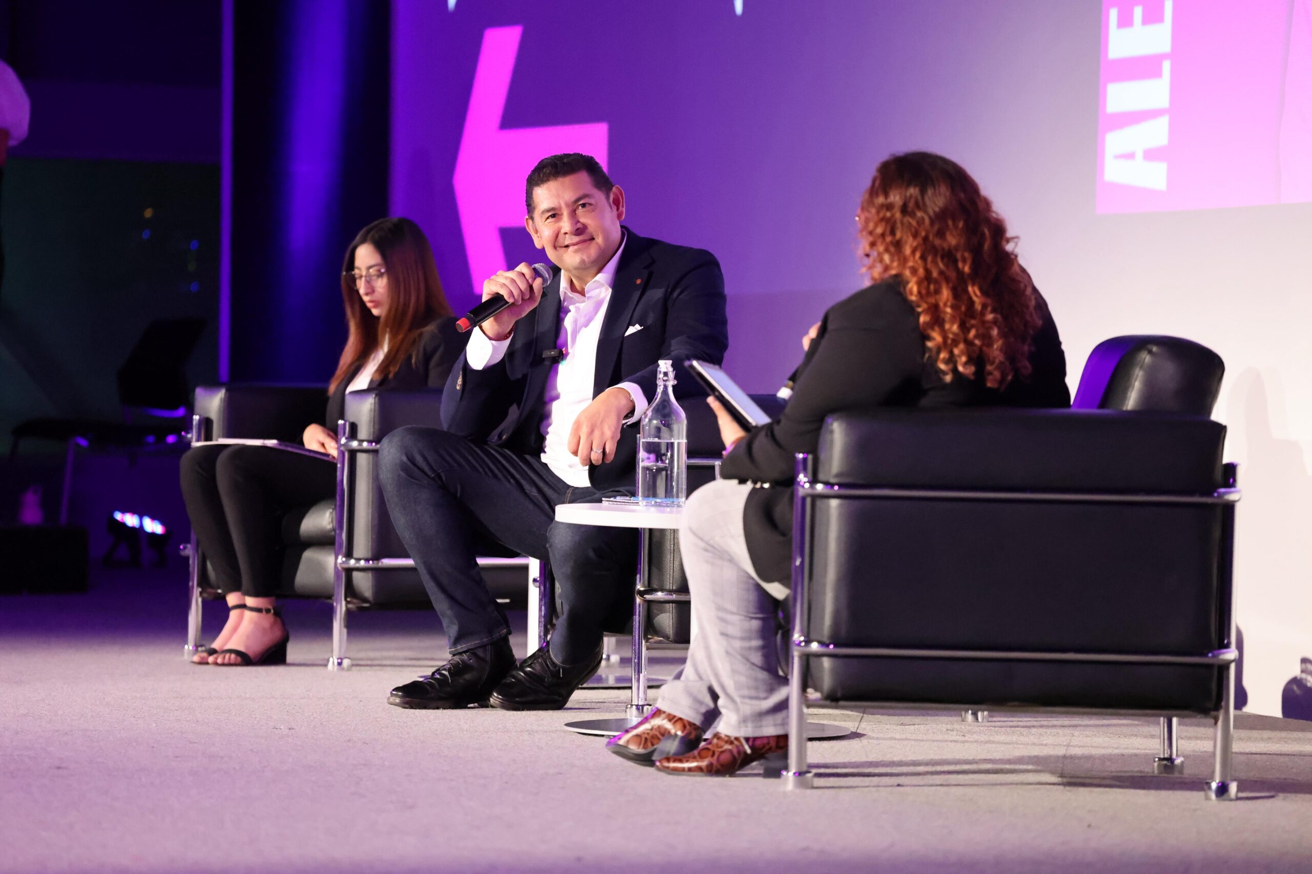 Promete Armenta seguridad y becas para estudiantes en Puebla