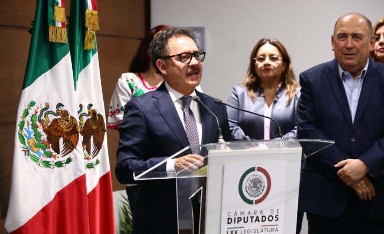 Reconocen a Nacho Mier por trabajos en Cámara de Diputados