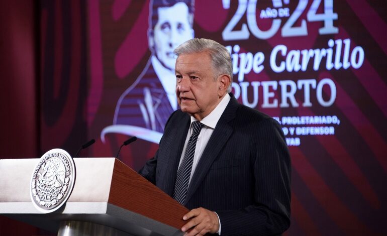 No quitarán Bandera durante “Marea Rosa”, promete López Obrador