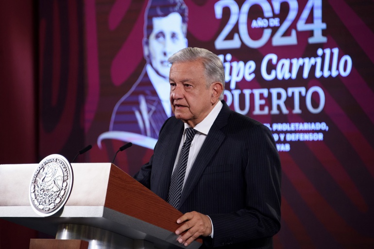 No quitarán Bandera durante “Marea Rosa”, promete López Obrador