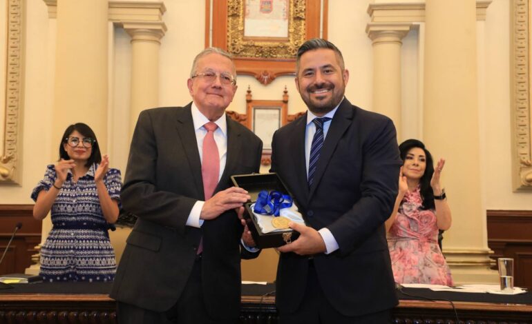Ayuntamiento capitalino reconoce trayectoria del doctor Guillermo José Ruiz