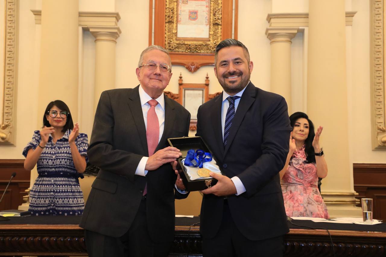 Ayuntamiento capitalino reconoce trayectoria del doctor Guillermo José Ruiz