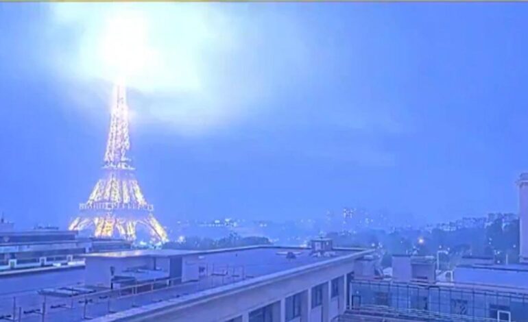 Impacta rayo sobre Torre Eiffel