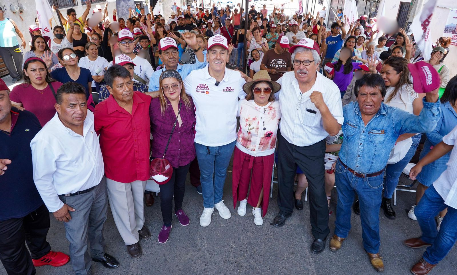 Pepe Chedraui fue arropado por las y los vecinos de la colonia 10 de Mayo