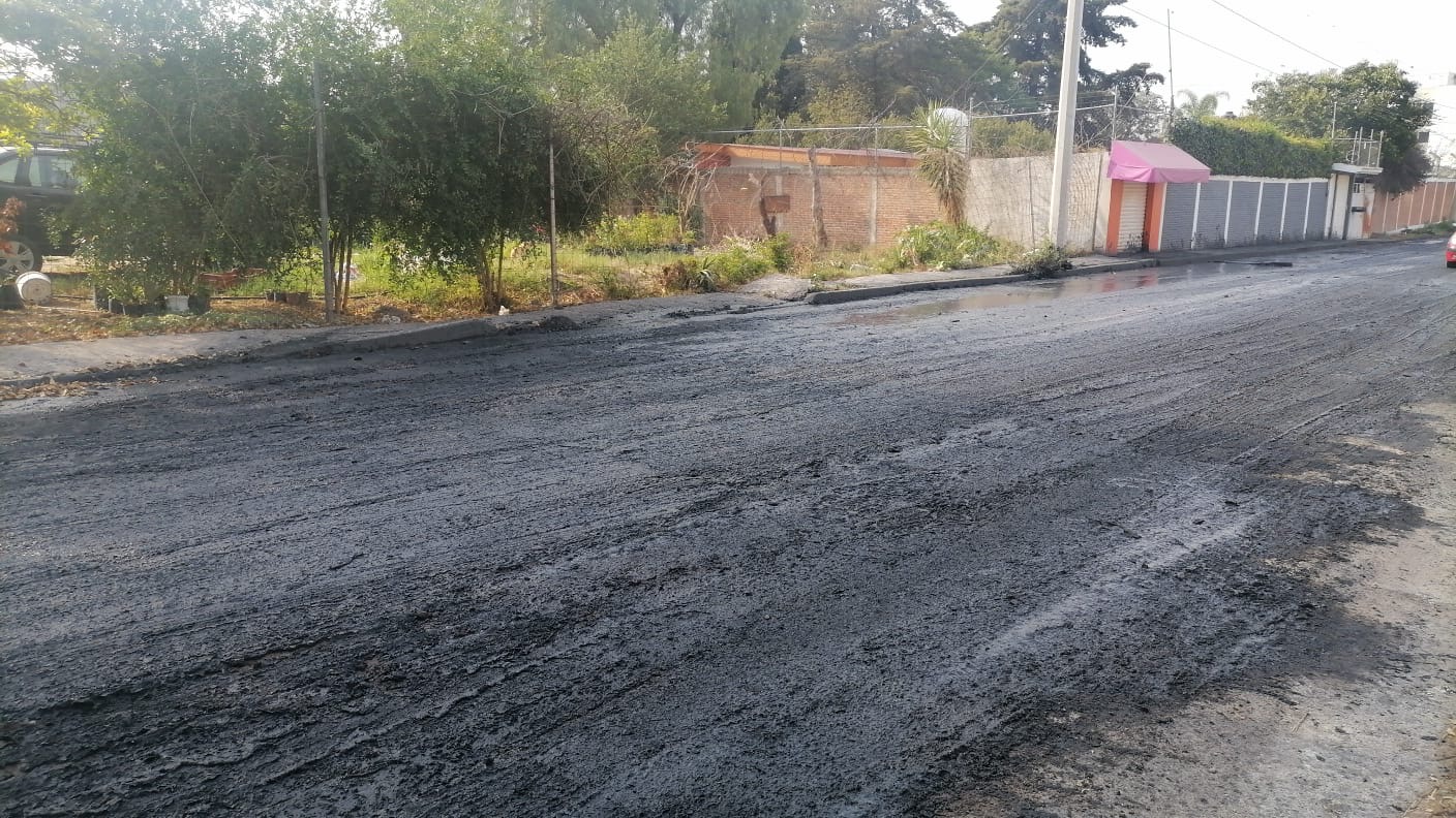Tiran residuos de aguas negras en calles de Totimehuacan; acusan a Agua de Puebla 