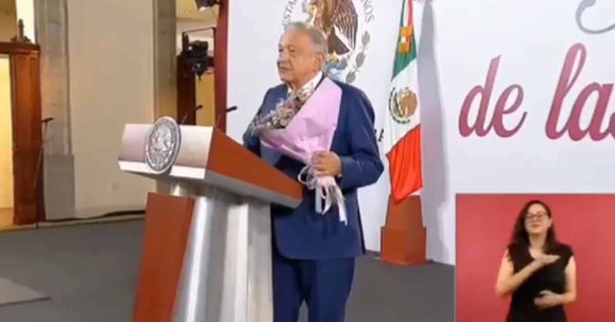 Festeja AMLO a madres con música