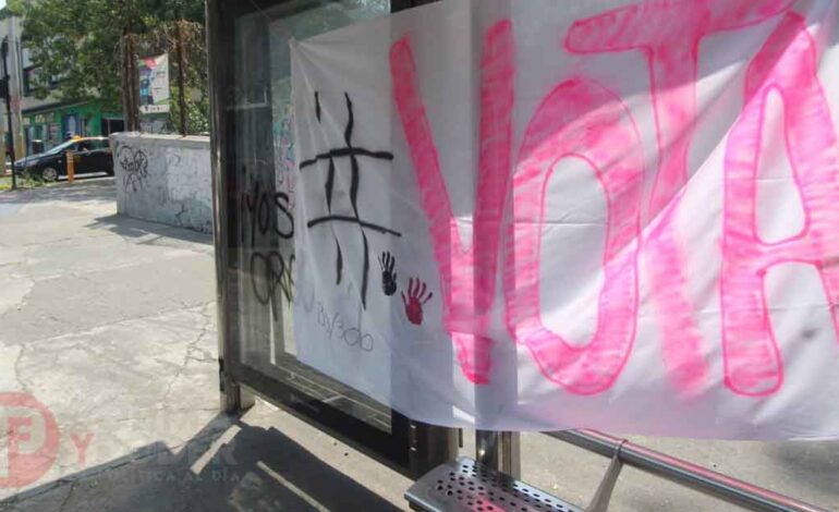 Colocan mantas en paraderos para pedir salir a votar el 2 de junio