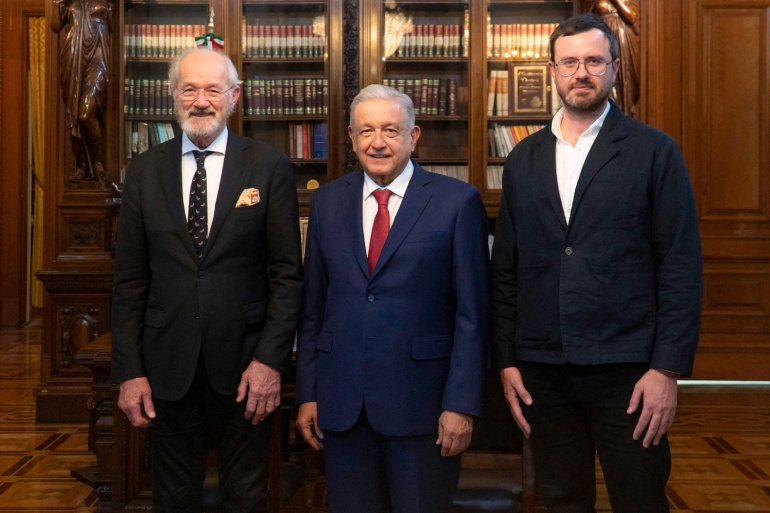 AMLO celebra salida de Julian Assange de prisión
