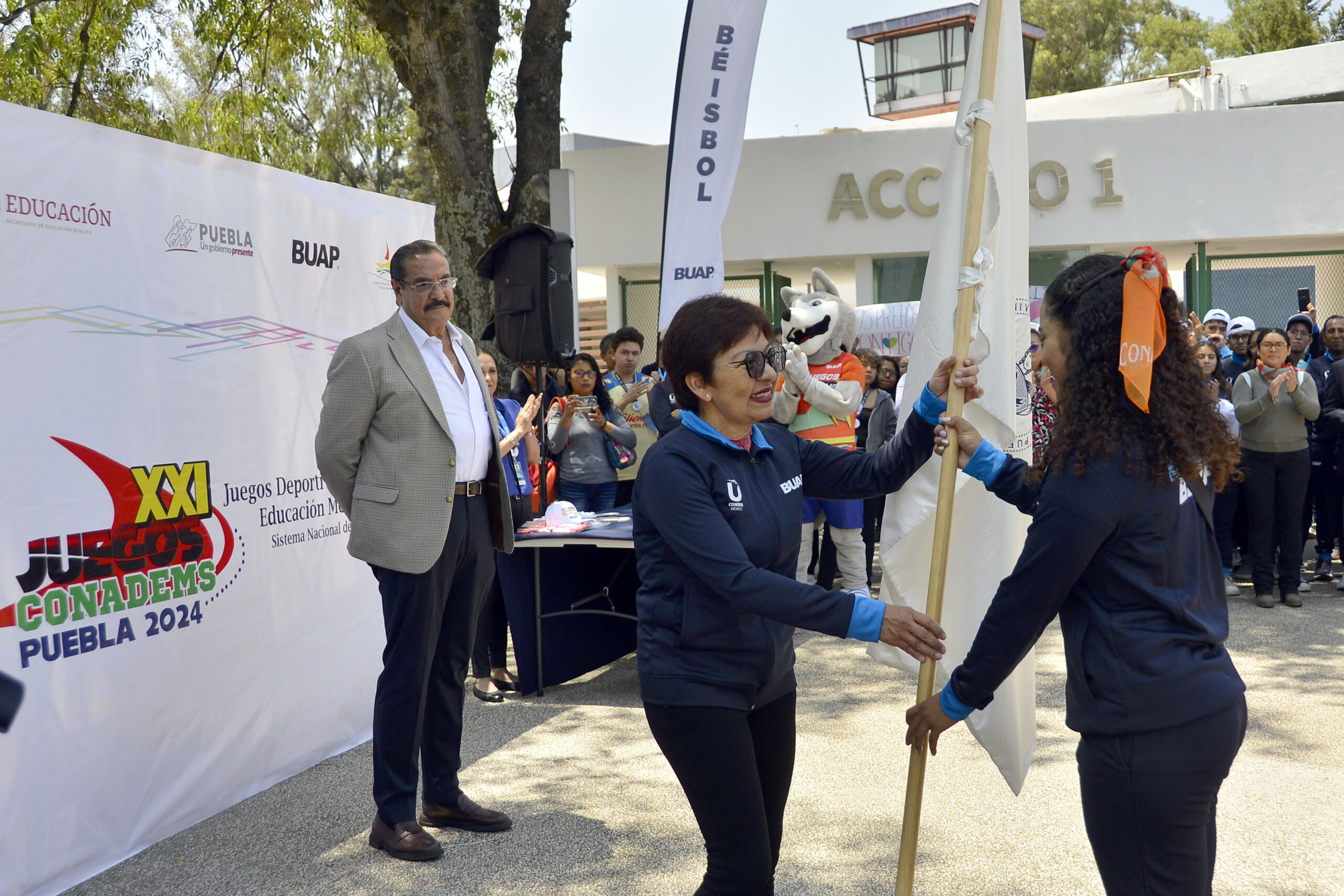 Entrega Lilia Cedillo uniformes para participantes de JUDENEMS Puebla 2024