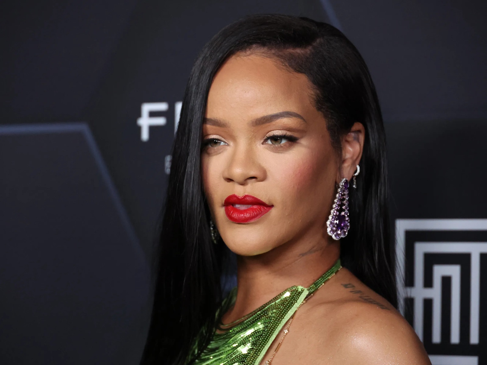 Rihanna confirma nuevo álbum en evento especial para su nueva marca «Fenty Hair»