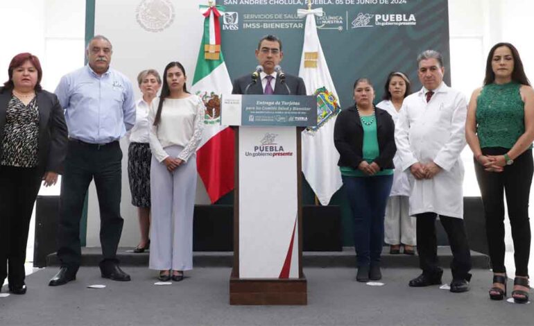 Entrega Sergio Salomón tarjetas del programa «La Clínica es Nuestra»