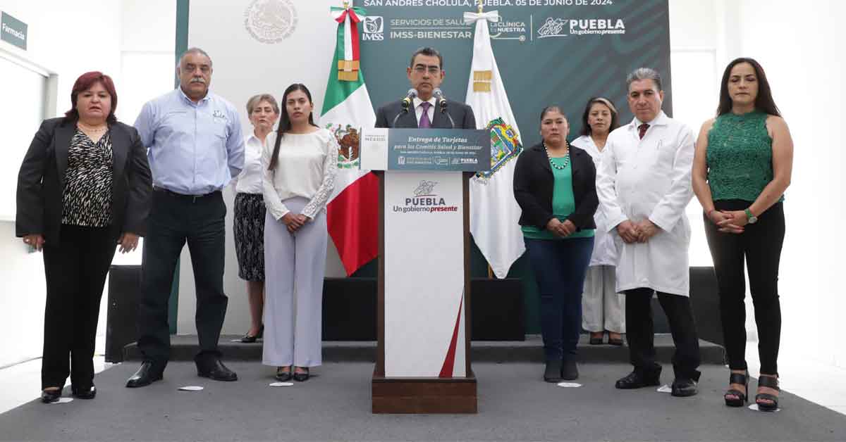 Entrega Sergio Salomón tarjetas del programa «La Clínica es Nuestra»