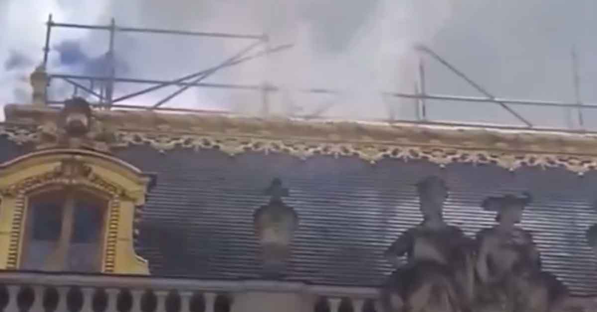 Incendio en Palacio de Versalles provoca desalojo de turistas