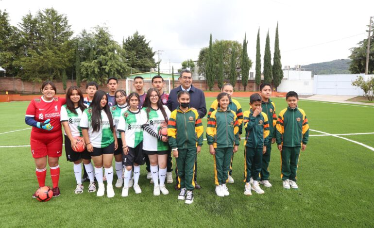Entrega Sergio Salomón cancha deportiva en escuela