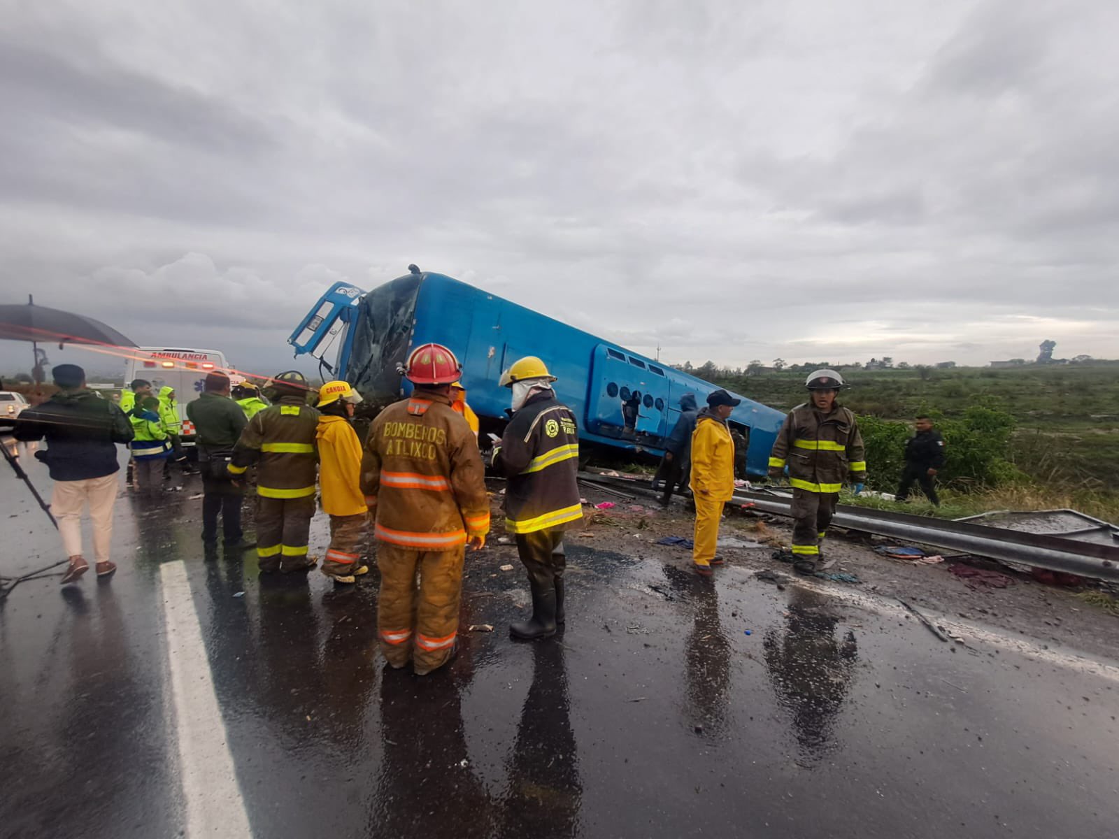 Vuelca autobús en la Puebla-Atlixco; descartan lesionados graves
