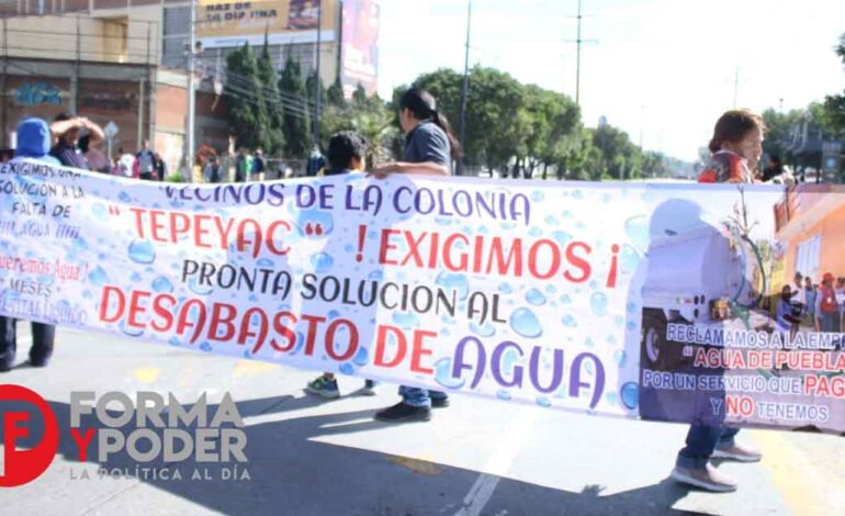 Vecinos de la Tepeyac bloquean Calzada Zaragoza por falta de agua