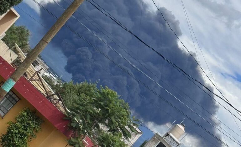 Alarma fuerte incendio en comercios de San Gregorio Atzompa