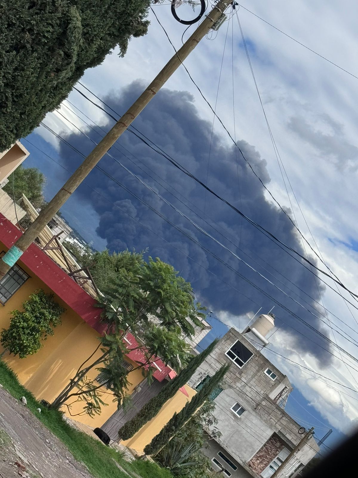 Alarma fuerte incendio en comercios de San Gregorio Atzompa