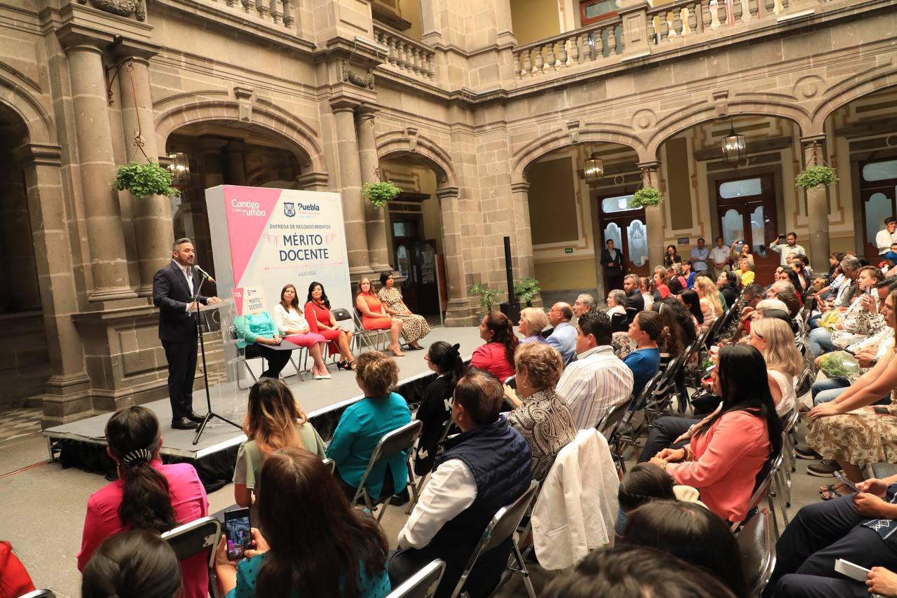 Entregan premios al Mérito Docente