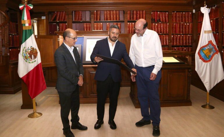 Ayuntamiento otorga copia de cédula real a Michael Kremer, premio nobel