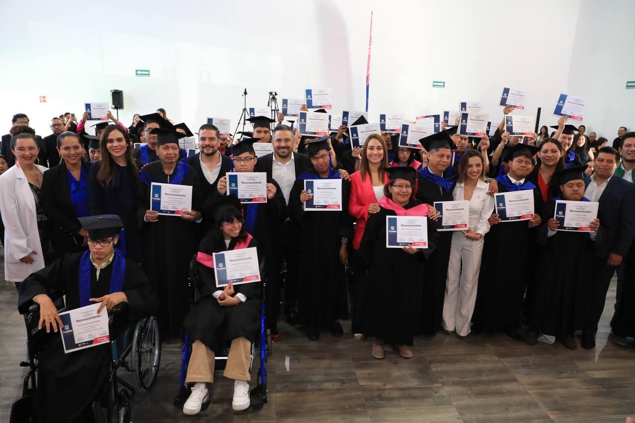 Se gradúan 62 personas de talleres de inclusión laboral del SMDIF