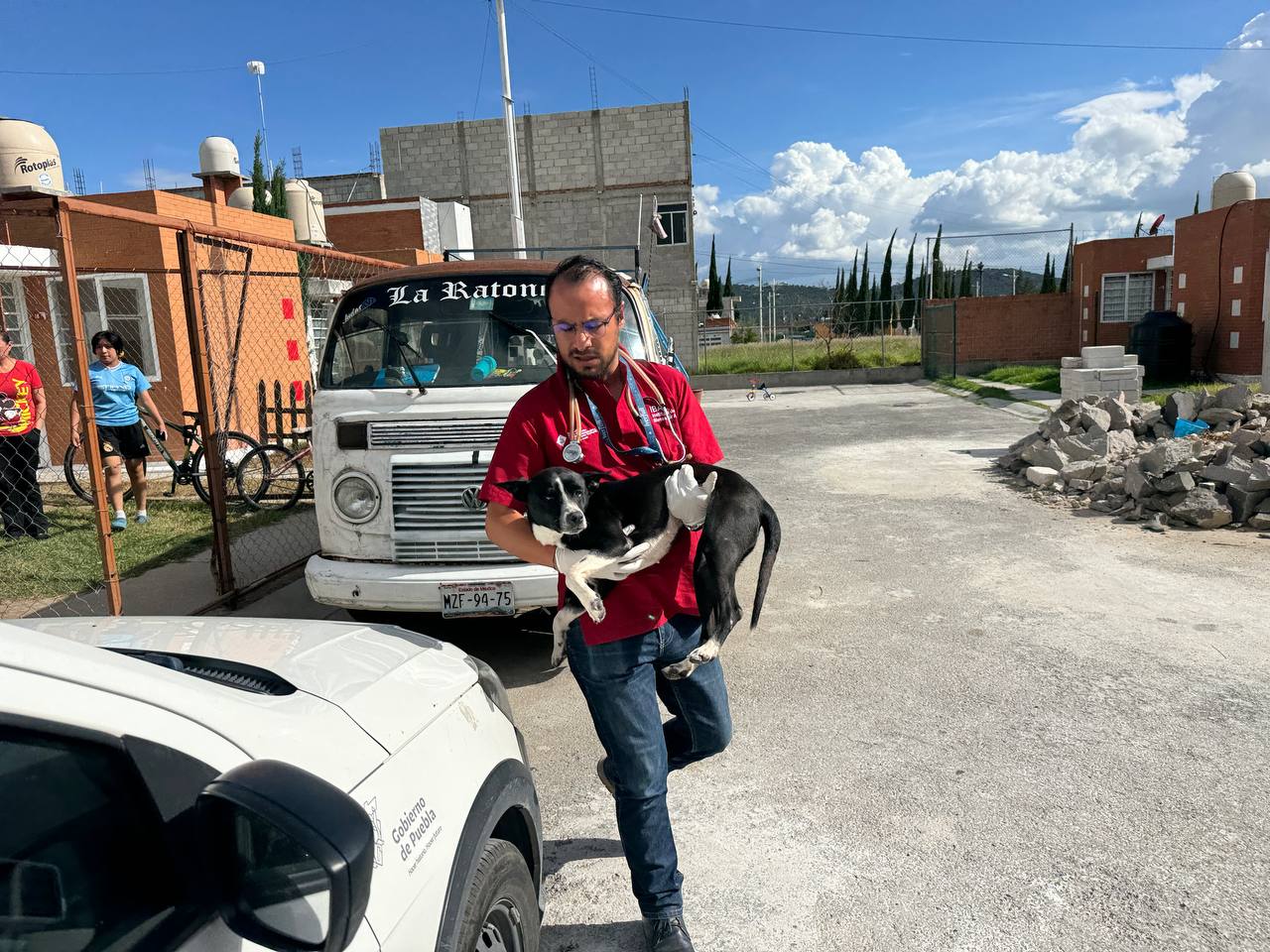 Rescatan a perrito encadenado a combi en Amozoc