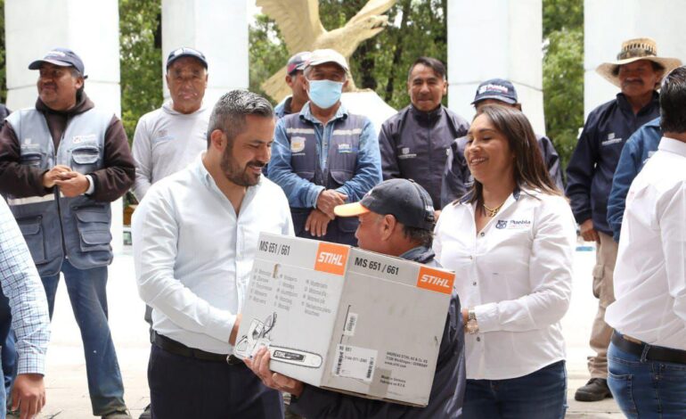 Ayuntamiento capitalino entregan herramientas a trabajadores de limpia