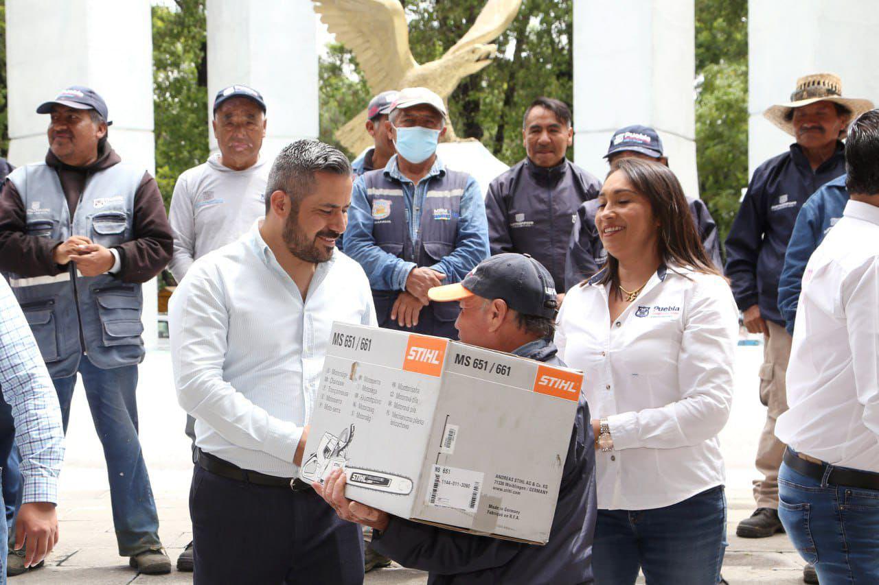 Ayuntamiento capitalino entregan herramientas a trabajadores de limpia