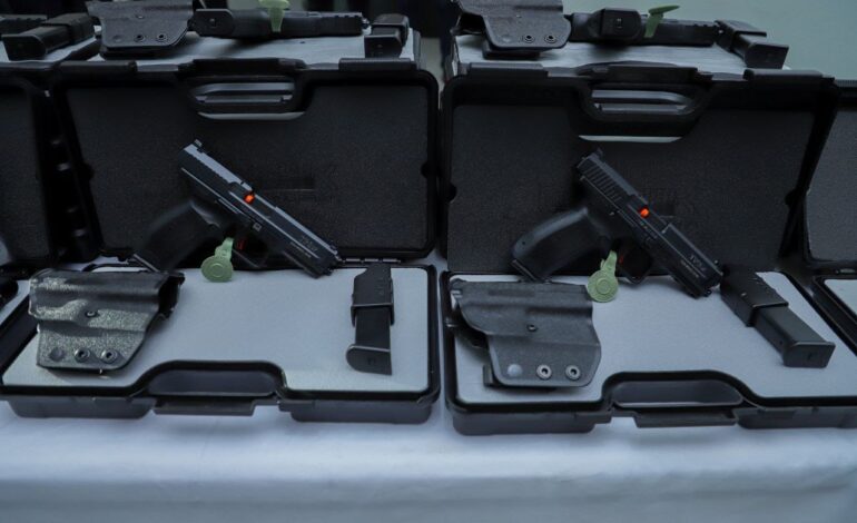 Entrega Mundo Tlatehui nuevo armamento a policías de San Andrés Cholula