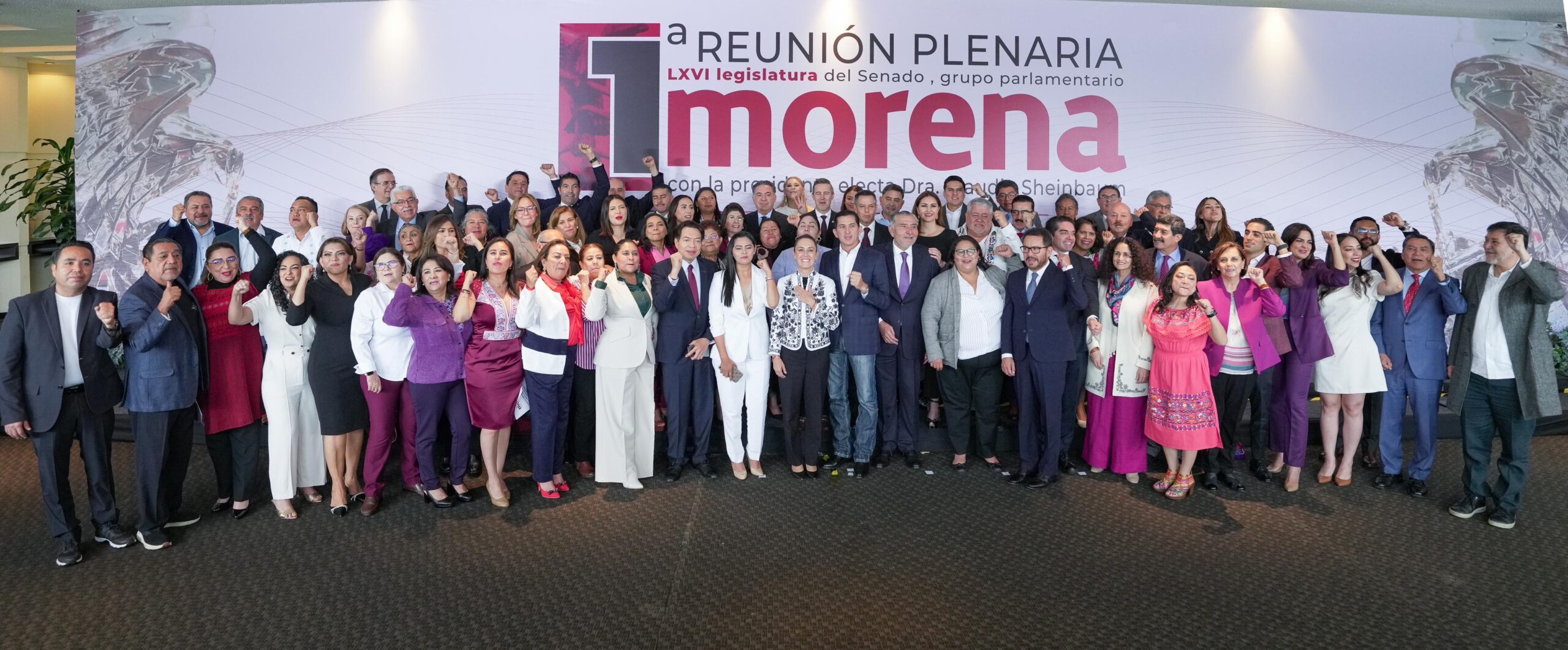 Celebra Sheinbaum bancada de Morena en el Senado