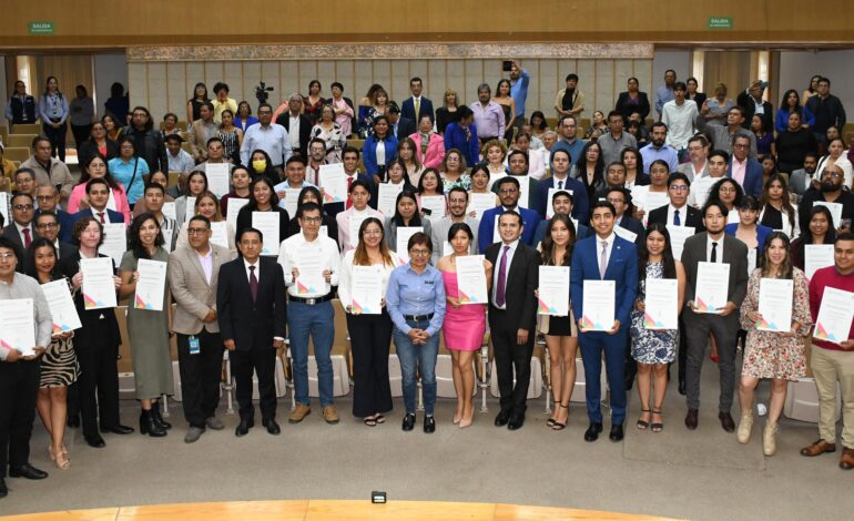 Reciben 245 egresados BUAP el Premio Ceneval al Desempeño de Excelencia EGEL