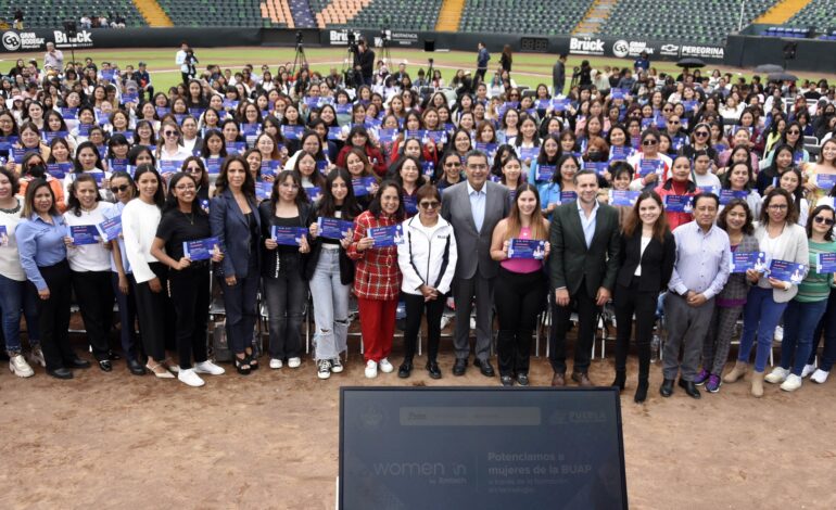 Universitarias BUAP reciben reconocimientos de la beca Women In by Emtech