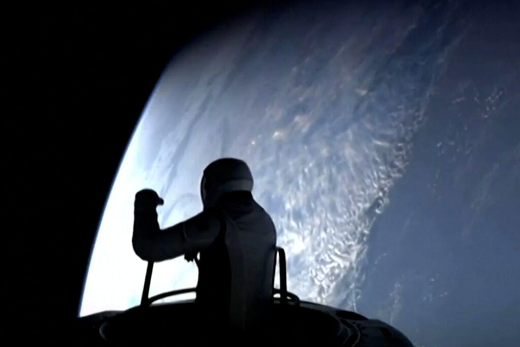 La nave Resilience transporta a los viajeros espaciales.